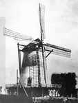 843270 Gezicht op de stellingkorenmolen 'De Windhond' (hoek Molenstraat-Molenweg op de Eng) te Soest.N.B. De molen is ...
